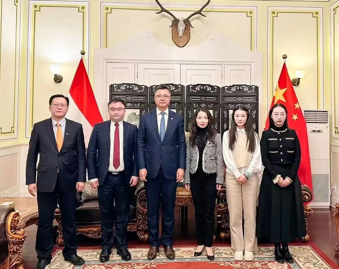 迅鐳激光董事長拜會(huì)匈牙利國家議會(huì)副主席歐拉·勞約什、中國駐匈牙利使館公使銜參贊陳奕薇(圖3)