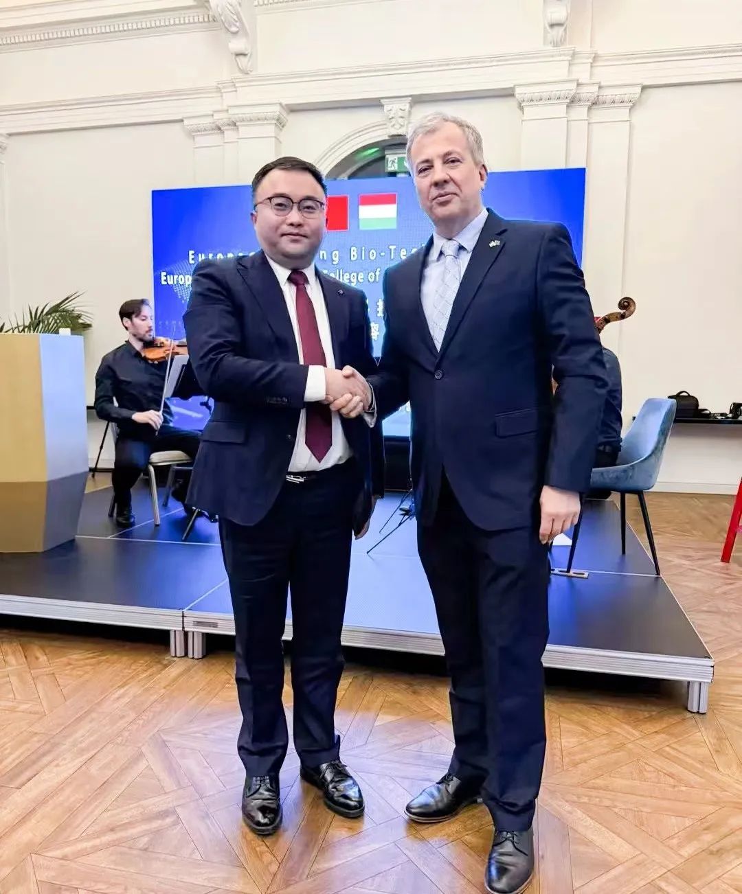 迅鐳激光董事長拜會(huì)匈牙利國家議會(huì)副主席歐拉·勞約什、中國駐匈牙利使館公使銜參贊陳奕薇(圖4)